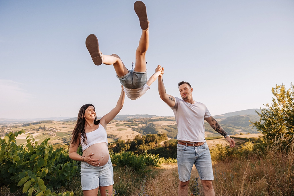 un moment en famille pendant une séance photo de grossesse en exterieur